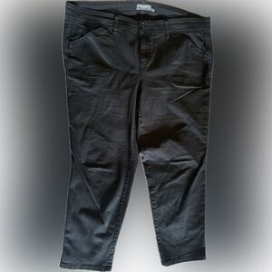 Torrid black feel the fit capri 22